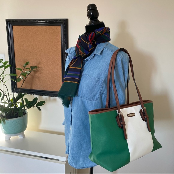 Beautiful Tote Green and White Handbag - Picture 5 of 5